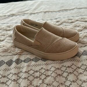 Womens beige slide on Tom’s 7.5
